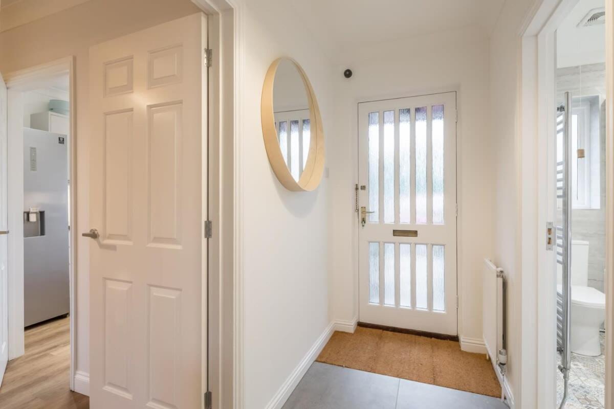 Lovely 1 Bed Apartment With Free Parking & Garden CBG Exterior photo