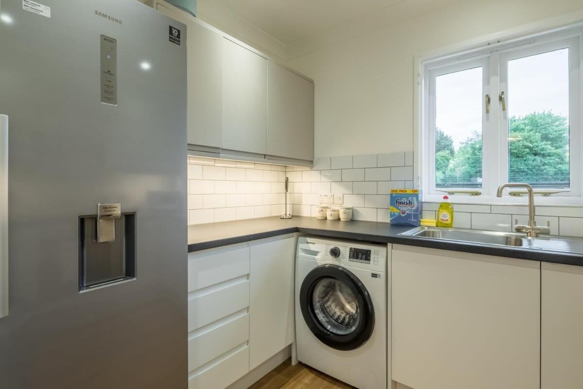 Lovely 1 Bed Apartment With Free Parking & Garden CBG Exterior photo