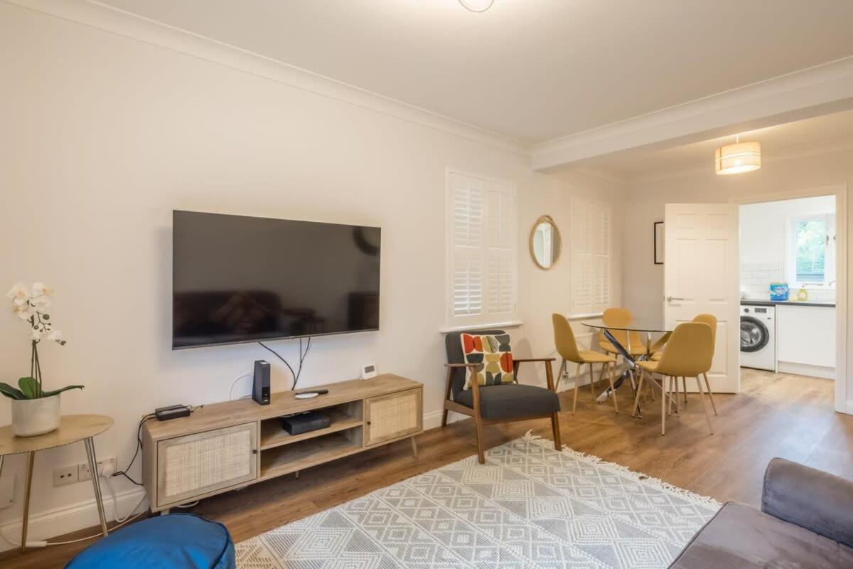 Lovely 1 Bed Apartment With Free Parking & Garden CBG Exterior photo