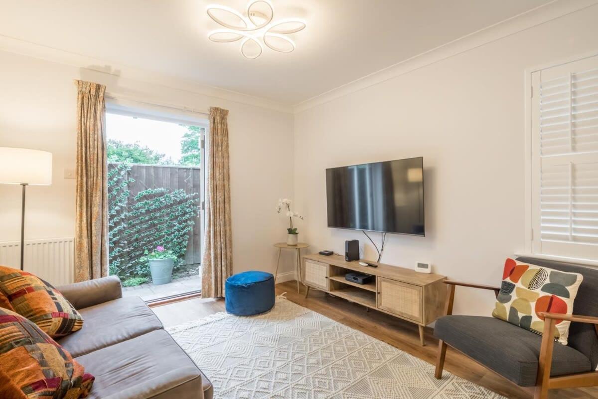 Lovely 1 Bed Apartment With Free Parking & Garden CBG Exterior photo