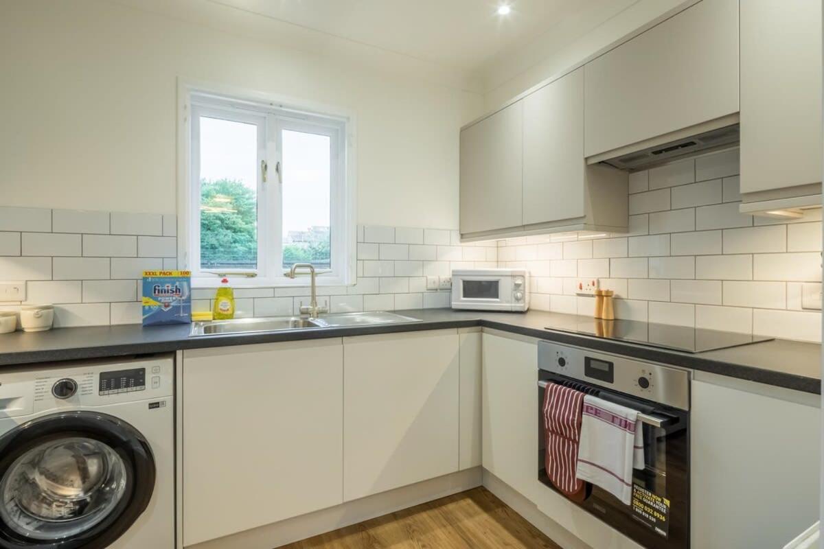 Lovely 1 Bed Apartment With Free Parking & Garden CBG Exterior photo