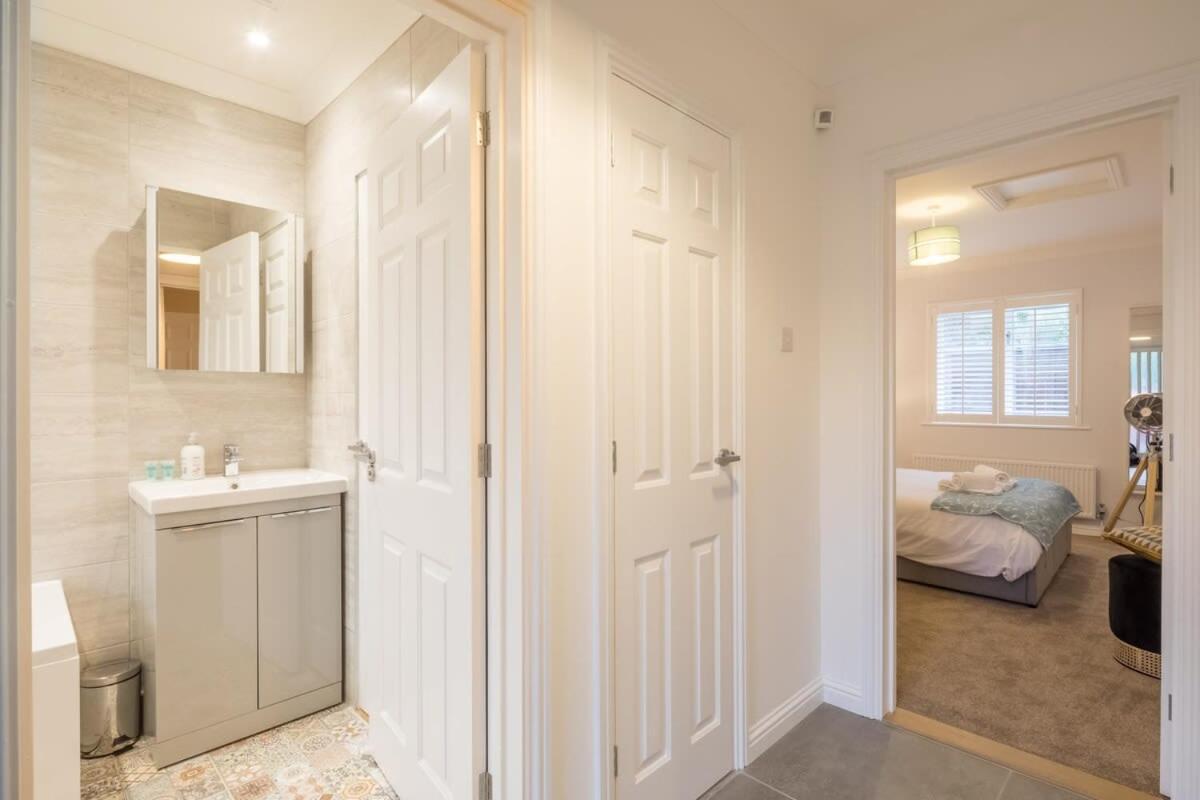 Lovely 1 Bed Apartment With Free Parking & Garden CBG Exterior photo