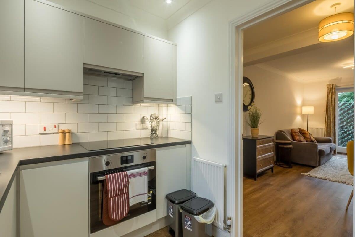 Lovely 1 Bed Apartment With Free Parking & Garden CBG Exterior photo