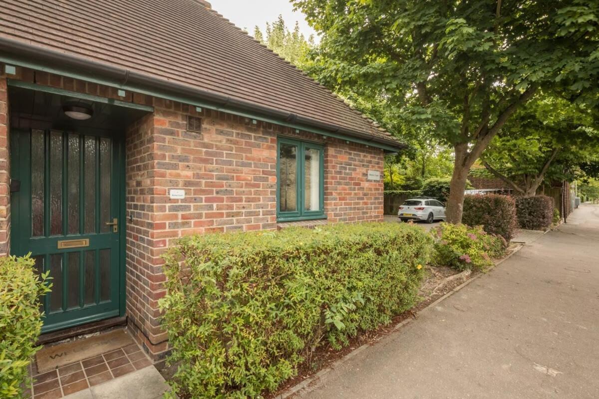 Lovely 1 Bed Apartment With Free Parking & Garden CBG Exterior photo